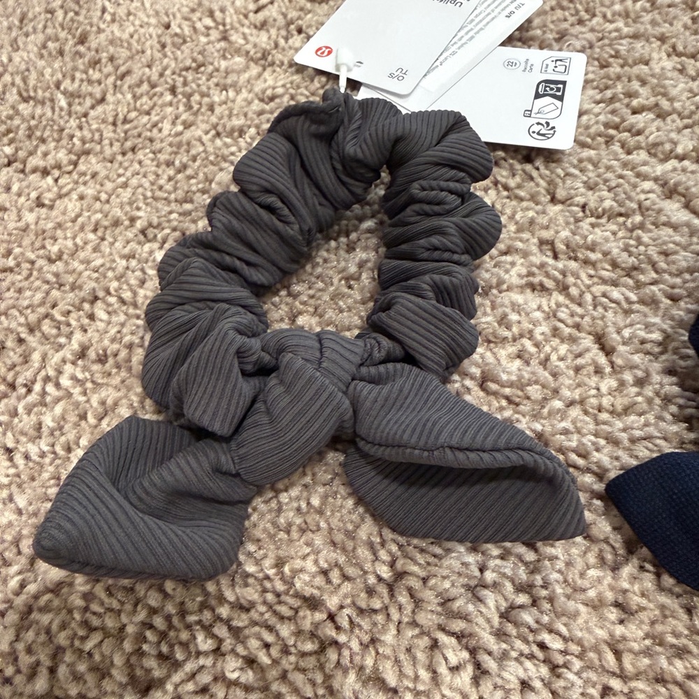 Set of 2 lululemon athletica Navy & Charcoal Bow Scrunchie NWT - Picture 3 of 6